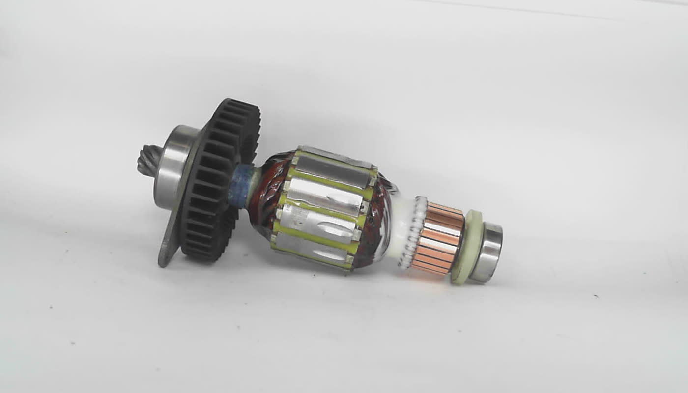 YAKOR_OTBOINYI_MOLOTOK_Makita_HK0050